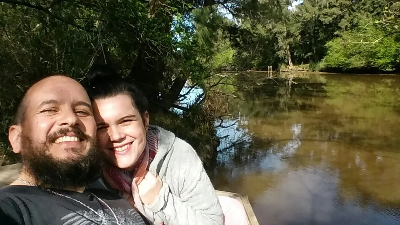 Marcelo y Marisa junto al río, donde empezó a tomar forma la idea de Om Shanti