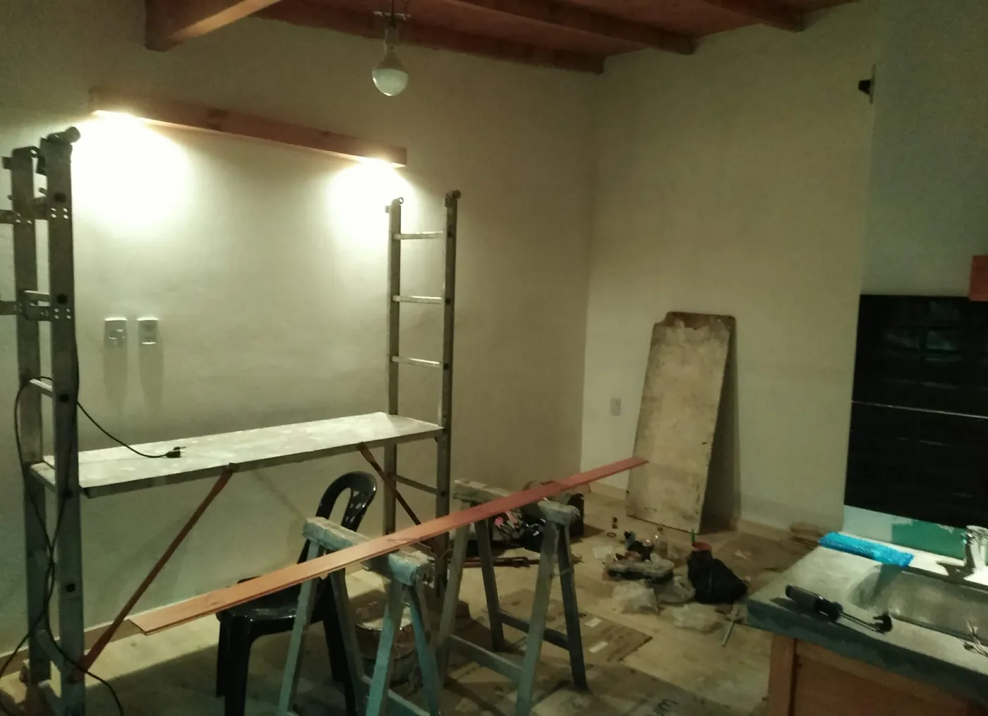 Trabajos de carpintería y terminaciones en Om Shanti